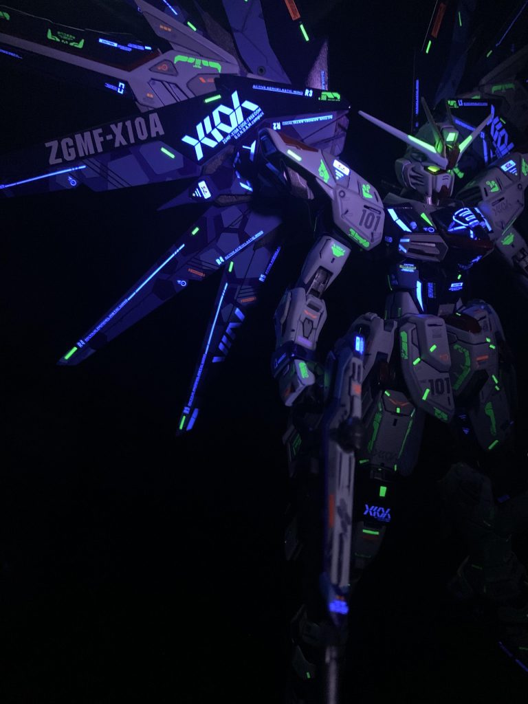 元々のデティールを筋彫り追加彫りして蛍光グリーンテープを埋め込んでEx-s同様に航行灯的な雰囲気を出してみました。