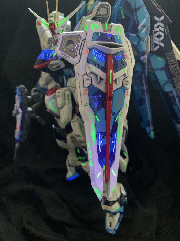 紛失した赤いパーツをプラ板で作ろうかと悩みましたが結局無しのままでw。ちょっと寂しい感じもw。