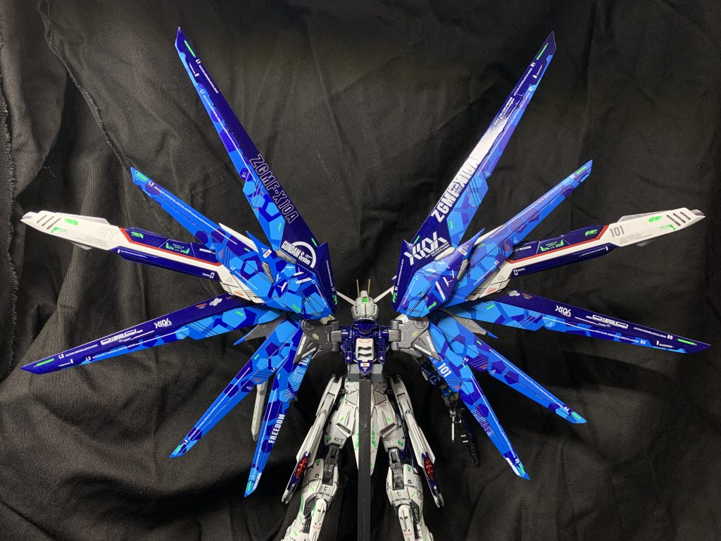 後ろ姿。ウイングを綺麗にシンメトリーに広げたつもりですが。。。w。濃いブルー、レッド、ガンメタはツヤ有りトップコート仕上げです。