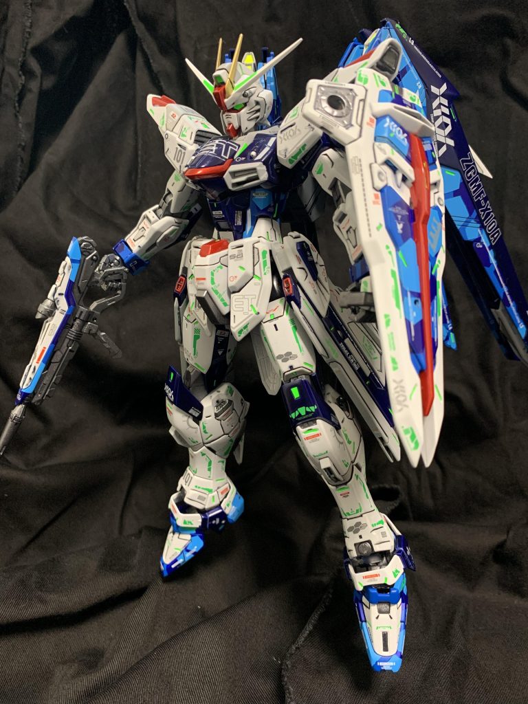 はい、こうなりました。数年間も放置してたのでシールドの赤パーツとかビームサーベルとか行方不明w。