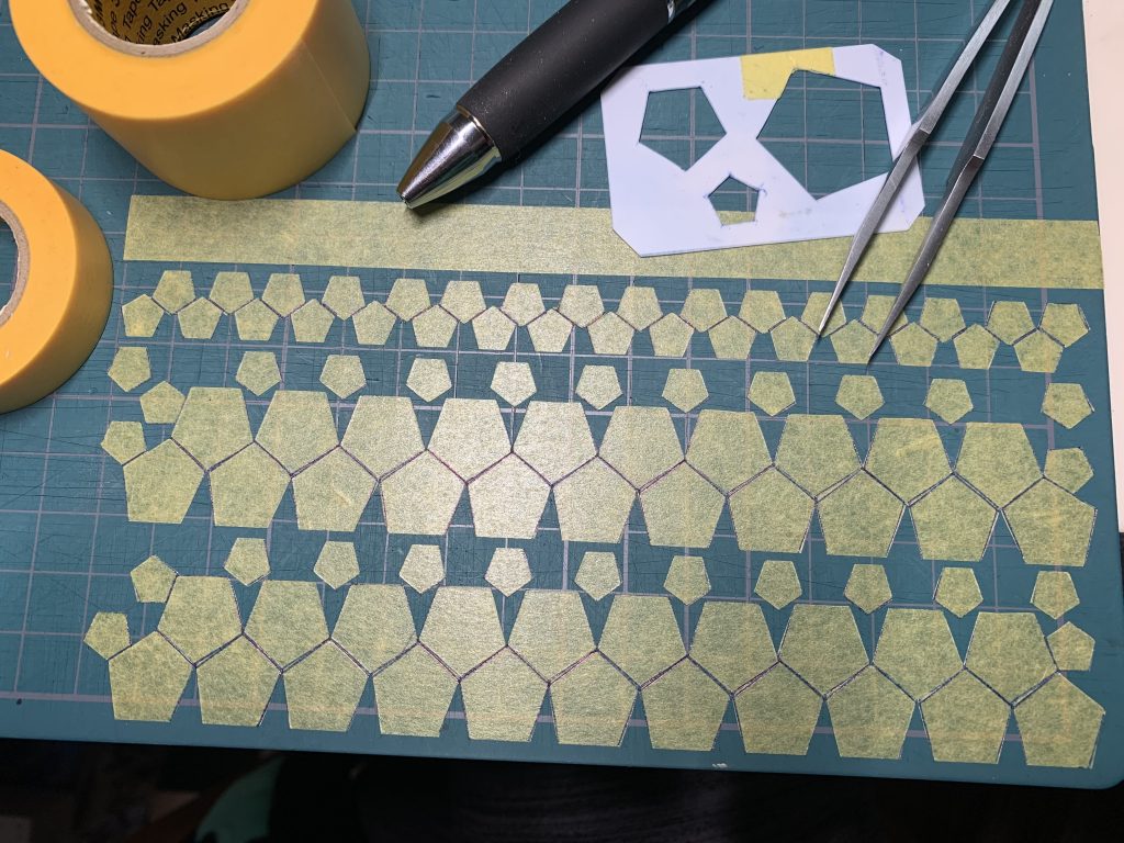 という事で以前作成したEx-sの時の自作五角形定規w。ここでも調子こいて導入する事にしましたw。実際には写真の10倍くらいの量のマスキングテープ使っております。。。5角書いてカットするだけでも震えるw。