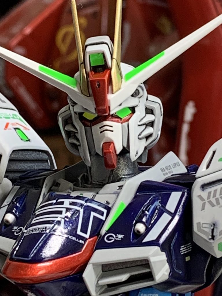 今回のこだわりの一つがカメラアイを左右色違いにしてみました。アップで見ると形が歪ですが。。。w 手先と視力の限界を感じた結果ですw。