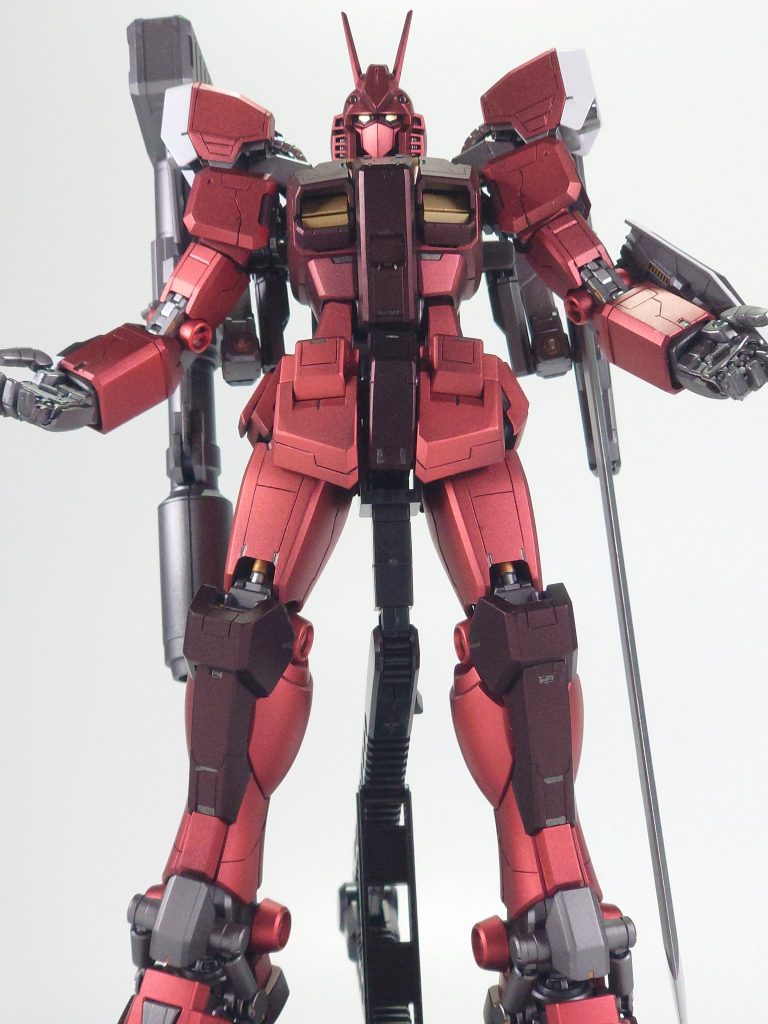 アメイジングレッドウォーリアといえばこのポーズ装甲は半つや、関節やガンメタ部分はつや消し、主にシルバーの部分は光沢で仕上げました