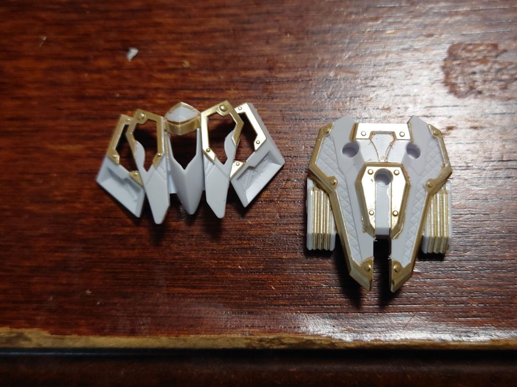 塗装はガンダムマーカーのホワイトゴールドを筆塗りで