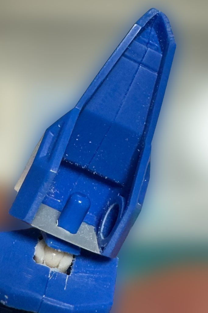 肩部分の加工はこんな感じでボールジョイント入れて肩を上げられるように加工しました。結果は写真の通りあんま上がらなかったけど、ハハハ