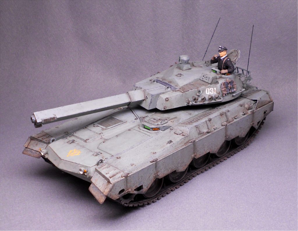 全長全幅、転輪の数が似ている74式がベースですが、上部構造物はほぼスクラッチです。 