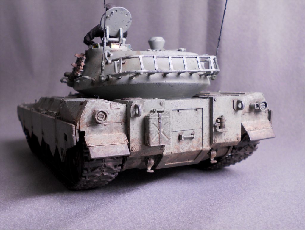 フック類は天井ではなく後ろに突き出す形に変更しました。