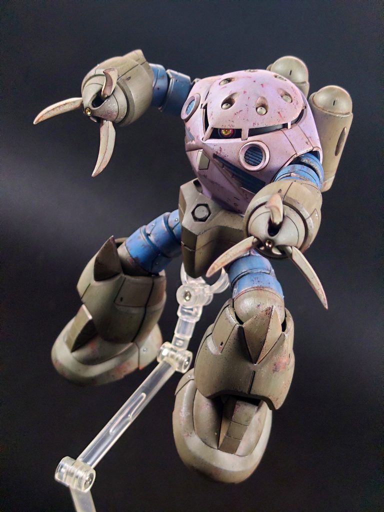 ディスプレイ用の3mm穴が無いのでハサミ状のアームを使ってます。