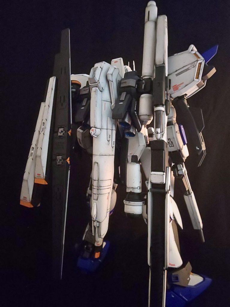 こちらはプロトタイプZZガンダムB型に搭載されたナイトロを移植し、更に改修されたSガンダムです。センチネルでリョウが搭乗したものが復元されたのではなく、Z計画初期に開発されたプロトタイプがベースになっているのでこのカラーリングという設定です。