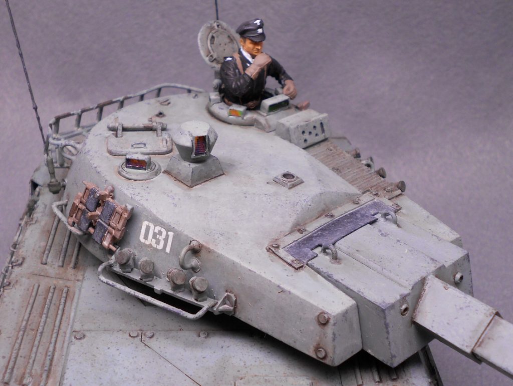 視察サイトや装填手ハッチの形状、ハッチの開閉方向等、設定とは違う形になっています。