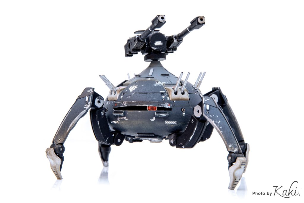 モノアイ、可動式脚部、大型キャノン砲を装備