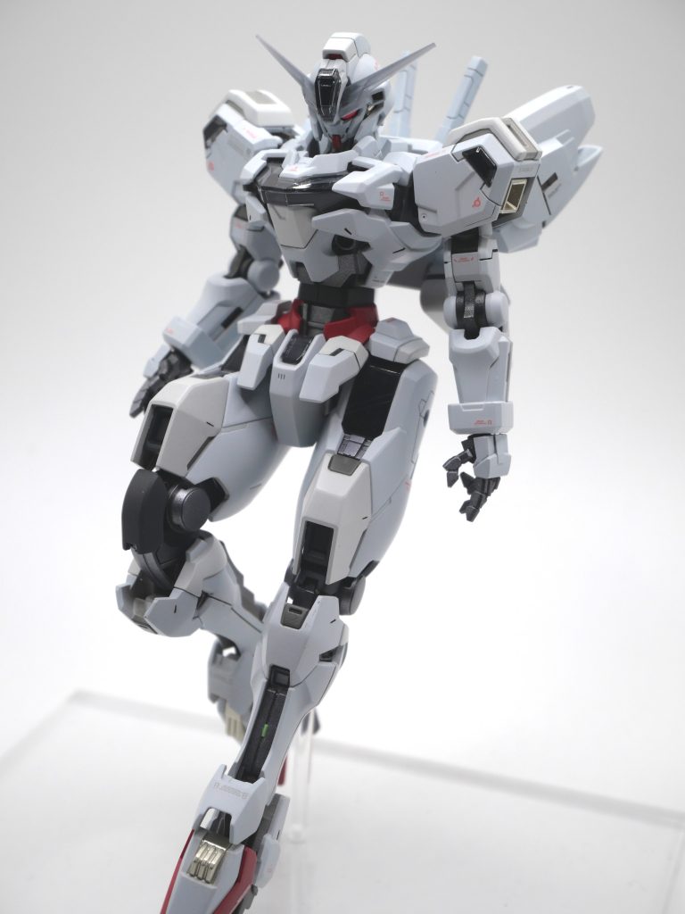 基本「あの模型作例が手元に欲しい」が製作のモチベーションなので今回はアーリーチョップ氏の作例を(ちょっとだけ)ゲットすべく製作してみました。女性主人公機体ということで、美脚になるよう延長工作なんぞ行ってみました継ぎ目がどうしても消えない等、諸所問題はありました。が、セイラマスオさんのアイデアを真似て細切りランナーで誤魔化したり・・今までの経験が活かせた今回のキットだったと思います