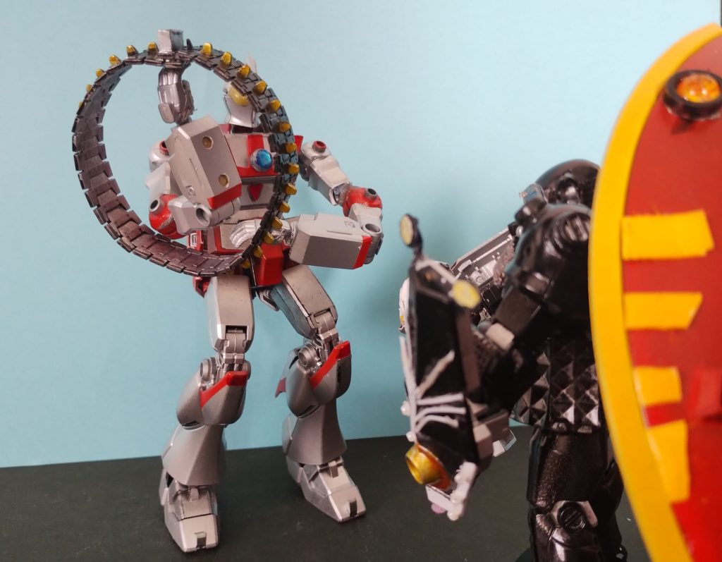 ウルトラガンダムも新兵器のスペシウムリングスライサーで応戦するが重装甲のファウラスを倒すには至らなかった。*リングスライサーはガンタンクのキャタピラで作成しました。