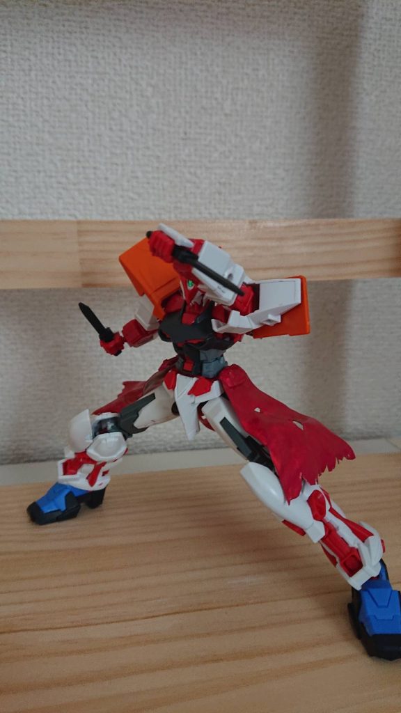 小型ナイフは投擲、切りつけが可能。軽量であり小回りが利く。小型ナイフは膝アーマー裏に収納ができるようになっている。また、足裏にも小型ナイフが収納されており、展開することで足蹴りと同時に切りつけ攻撃が可能。