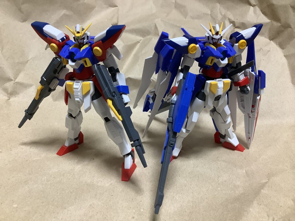 その後塗装とか考えて断念、名前はそのまま残して『仮面ライダークウガ』の「ビートチェイサー2000」モチーフに変更。設定考えてるときに見てたのが『コードギアス反逆のルルーシュR2』だったので、「ランスロット・アルビオン」もモチーフに追加して細いボディ・二挺/二刀・翼がコンセプトとなりました。