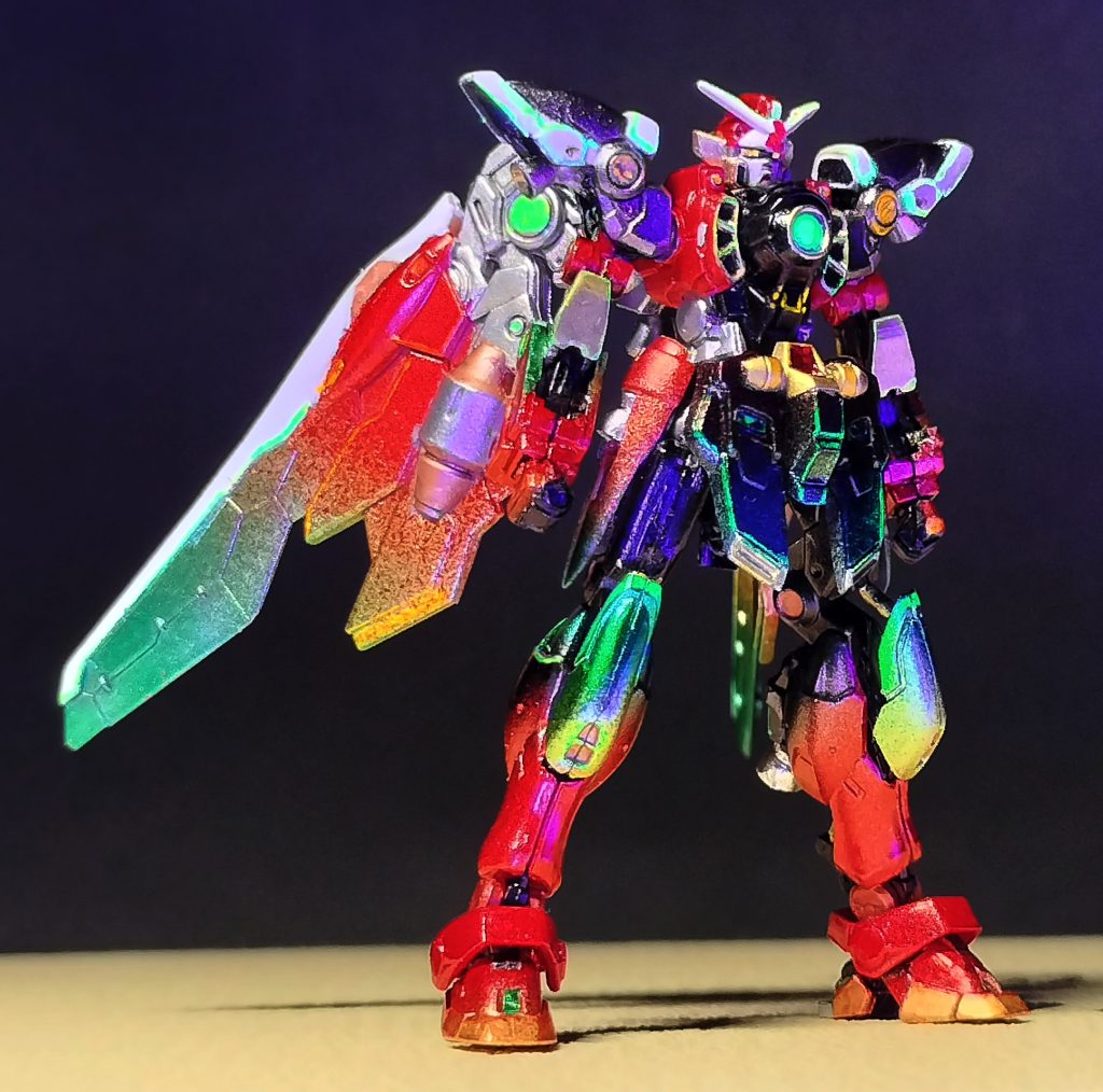 「兵器メーカー界のダイソン」と言われるほど兵器らしからぬド派手なカラーリングで有名なスタークインダストリーズが手掛けたMSらしく、旧時代のアジア方面の霊鳥ガルーダになぞらえた。旧世紀の特撮ヒーローのようなカラーリングのようにも見える。