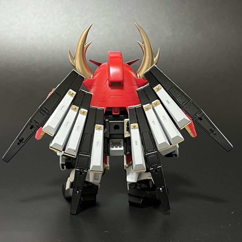 ダブルフィンファンネル。EXスタンダードのものがもう一つ必要になります。パーツ請求しようと思いましたが、送料込みで考えると新品買っても対して変わらないのでもう１体購入しちゃいました。塗り分けと、先端の金の装飾がポイントです。