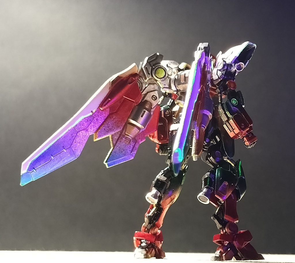 一方並行してスターク・インダストリーズによって用意されたこの機体は、フェネクスの機動を超える機動性を確保するために無人機という選択を行った。戦術AIジャービスにガルーダの操縦を委ねたのだ。これによりパイロットの安全確保という制約から解き放たれたガルーダは、爆発的な機動性でフェネクスを狩ることが可能となった。