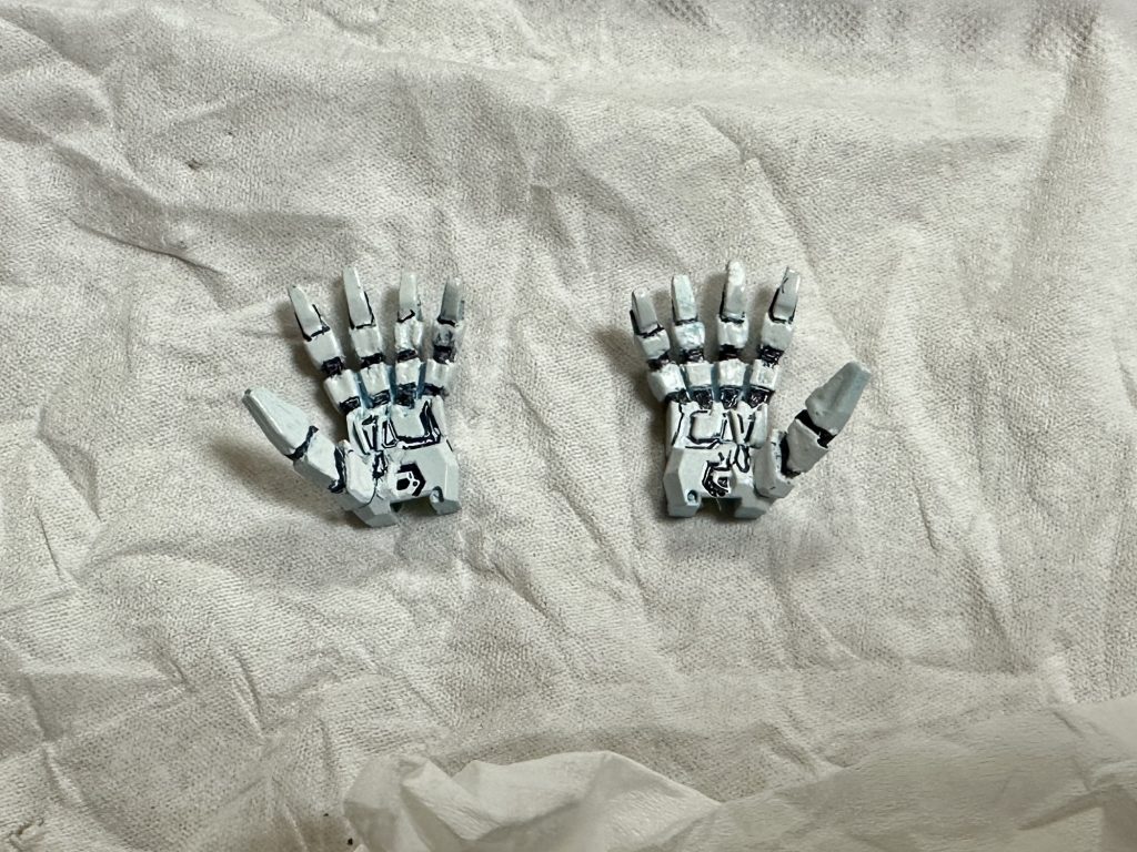 ホワイトで塗装してスミ入れして完了初めてなので仕方ないですが結構粗がありますね