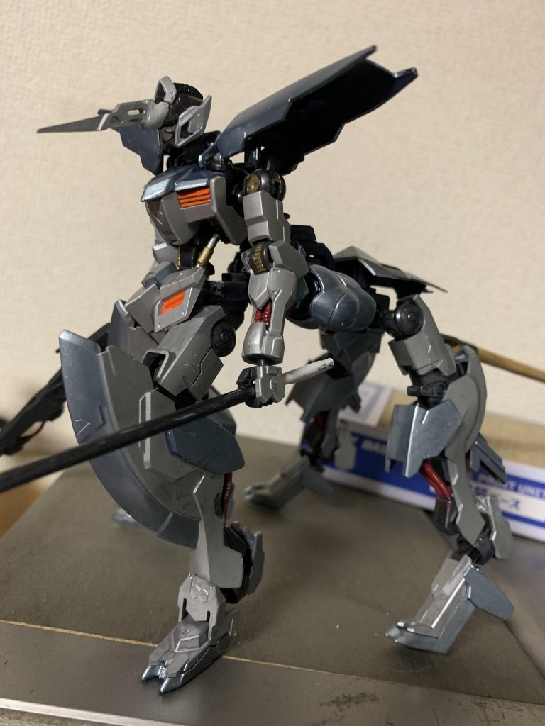 始めに塗ってみたところ。アイスシルバーは似合わないという事で黒へ再塗装。ダクト?のオレンジも金へ。