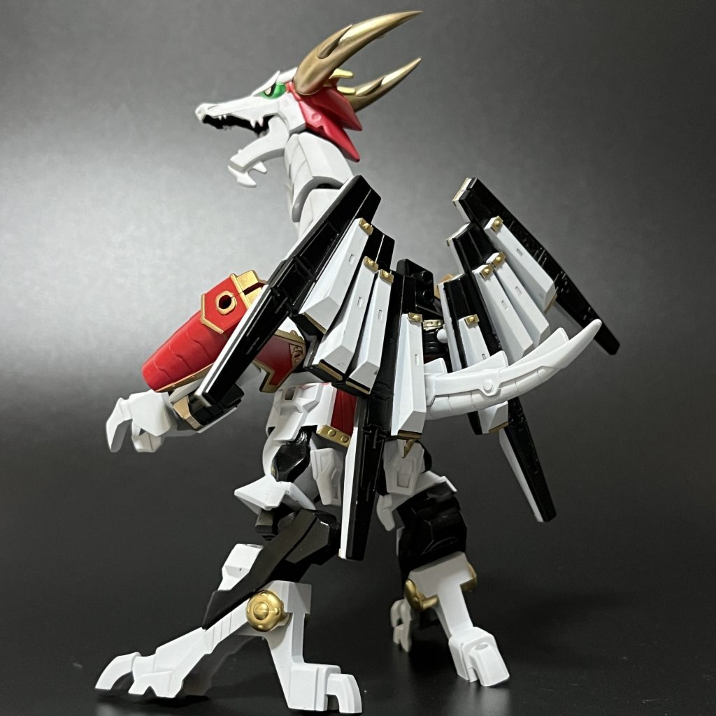 バックショット。大きいファンネルが映えます^^尻尾はカブトを介して接続する必要があるのですが、見た目がいまいちなので直接腰に取り付ける形にしました。