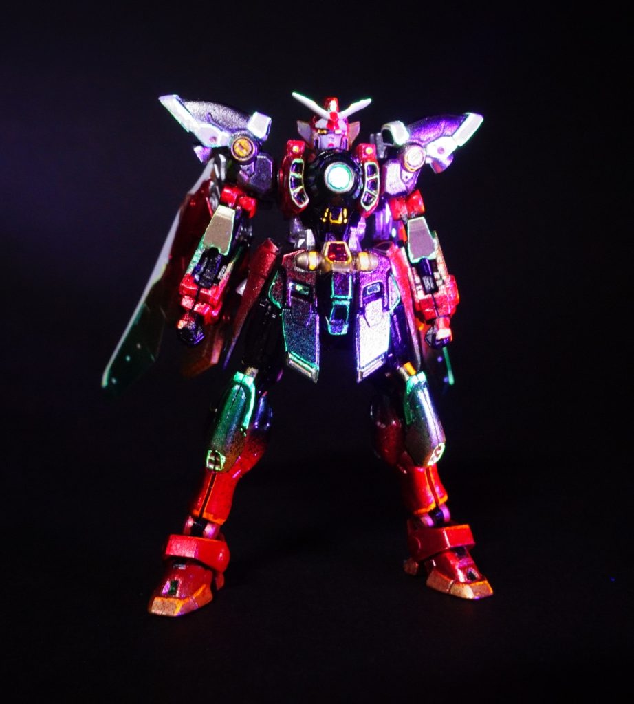 動力源は一般的な熱核融合炉ではなくアーク・リアクターが用いられている。胸部の丸い発光部はその証だ。