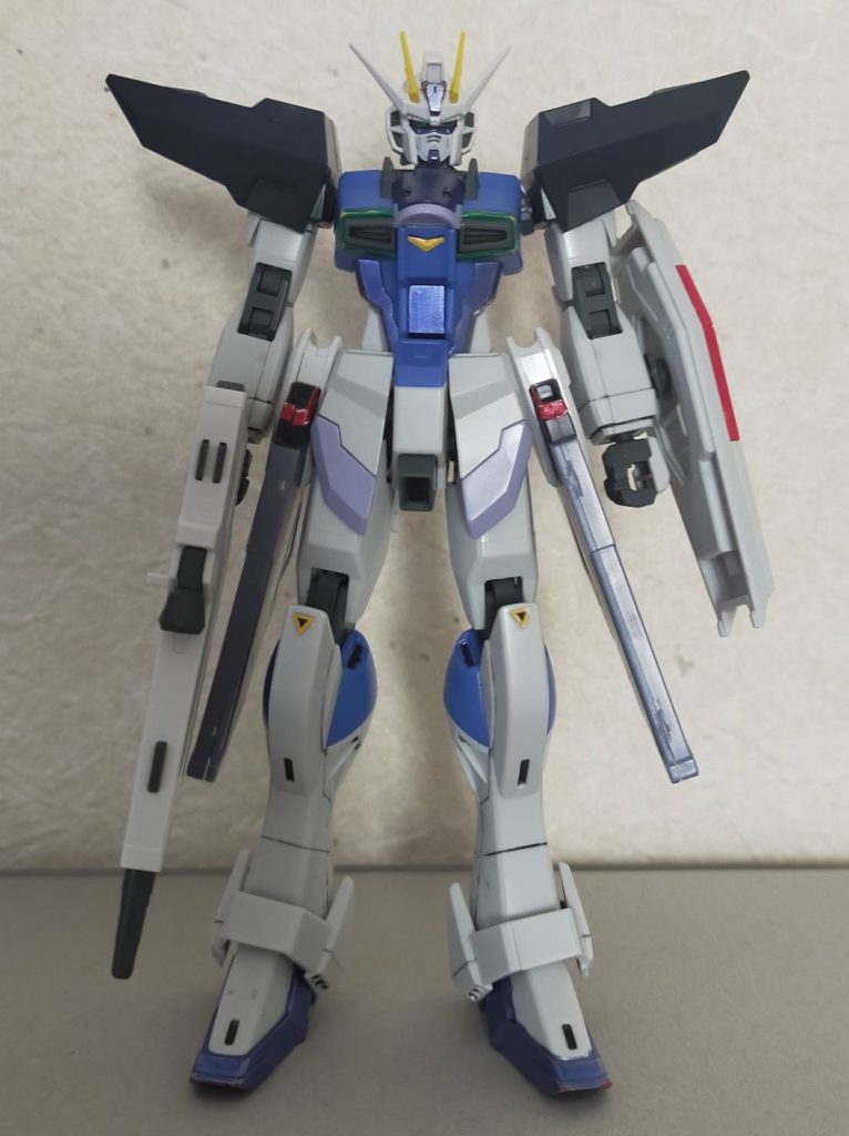 まずは素体の姿。肩にDX、頭部にストライク、それ以外の胴体をフリーダムとインパルスをミキシング、赤いパーツをガンダムマーカーのメタバイオレットで塗装しました。