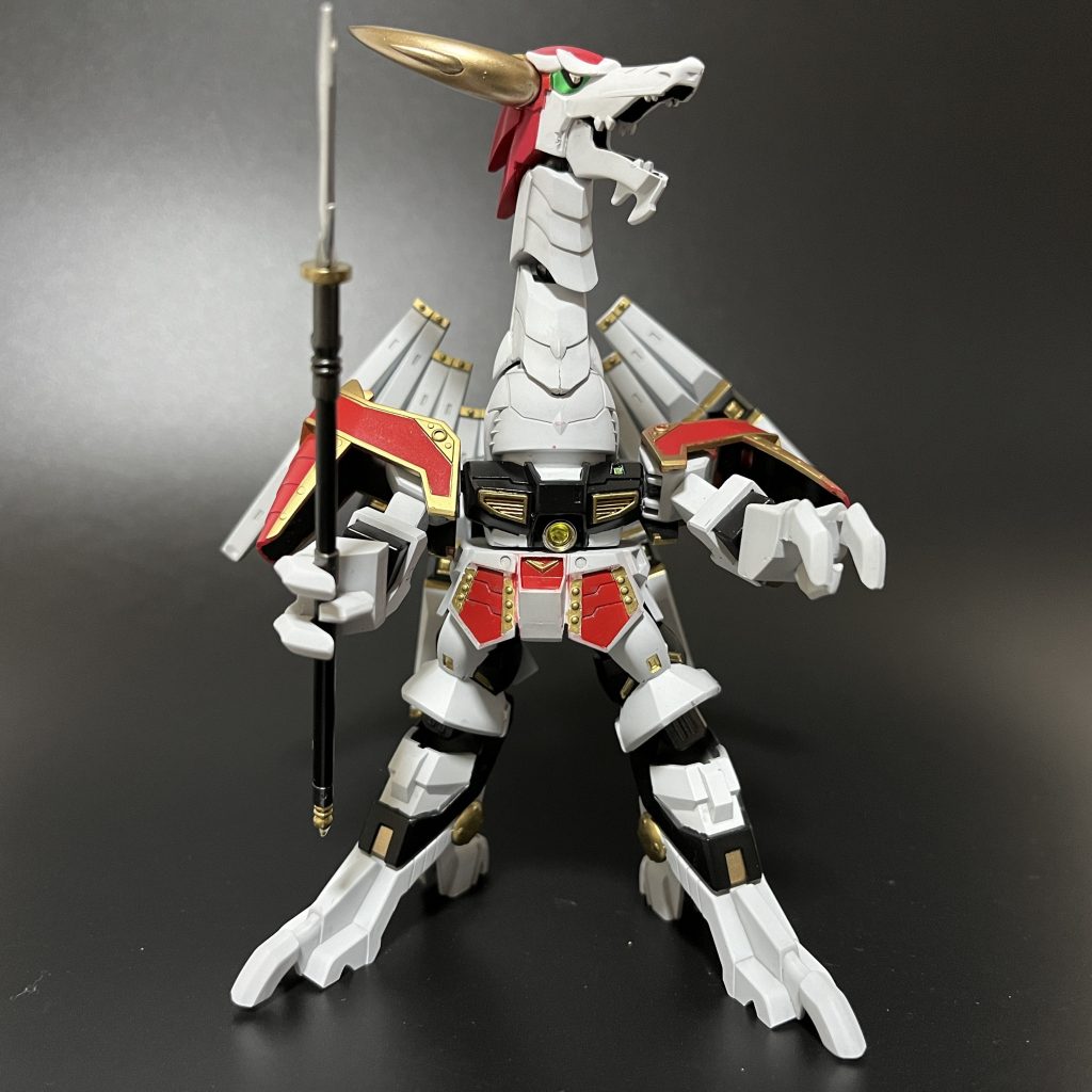 龍神形態を全面から。かなりの高頭身になりました。足が自由に開け設置性も向上しているのでポージングがキマります！龍の首の可動も表情付けに一役買ってます。