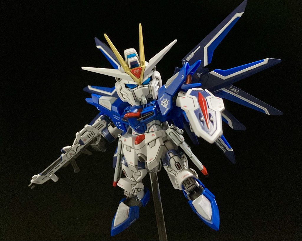 今回はじめてスジ彫りに挑戦。練習も兼ねてパネルラインの掘り直しをしています。使用ツールはスジ彫りカーバイト0.2mm。最初は刃先が脱線しないよう恐る恐る掘ってました。慣れてくるとなんか楽しくなってきましたね。部分塗装はスジ彫り後に実施。はみ出し箇所は乾燥後にデザインナイフで削り落して修正。塗分け箇所の境界はスミ入れを最終的にするので多少の粗は気にしないことに。デカールは他モデラーさんの作例をいくつも拝見&参考にさせていただきました。貼り過ぎは野暮ったいので多過ぎず少な過ぎずを意識しました。いい感じに情報量アップできたかなと自己満足しています。