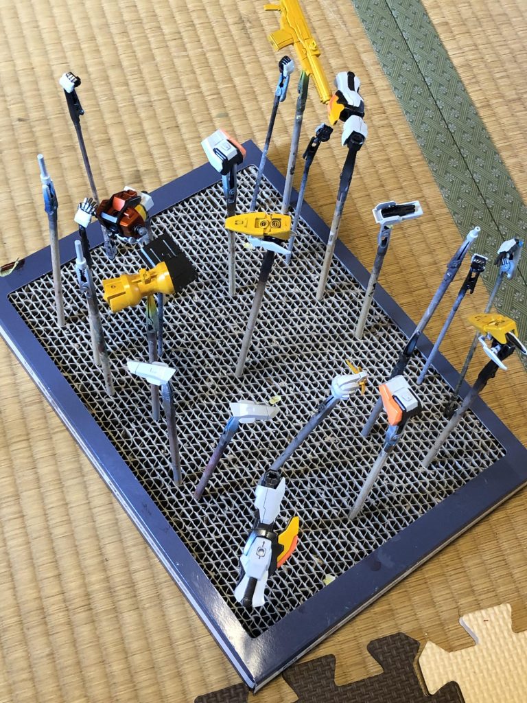 関節部 GXメタルブラックホワイト部 アルティメットホワイト（exシルバー下地）オレンジ部 GXレッドゴールドの上にGXクリアオレンジイエロー部 キャラクターイエロー蛍光パーツ 蛍光オレンジ目 蛍光ピンクセンサー、ミサイル弾頭部 水性メタリックレッドスミ入れは水性レッドブラウントップコートはEXクリアーつやあり