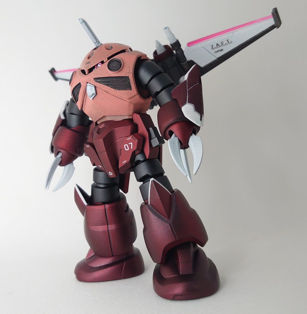 中へジャスティスを仕込むのではなく、純粋にズゴックと向き合って製作しました。大きな改造点としては、腰部パーツの見直し、腕部の巨大化、フェイスリフト、背部リフターの見直しです。