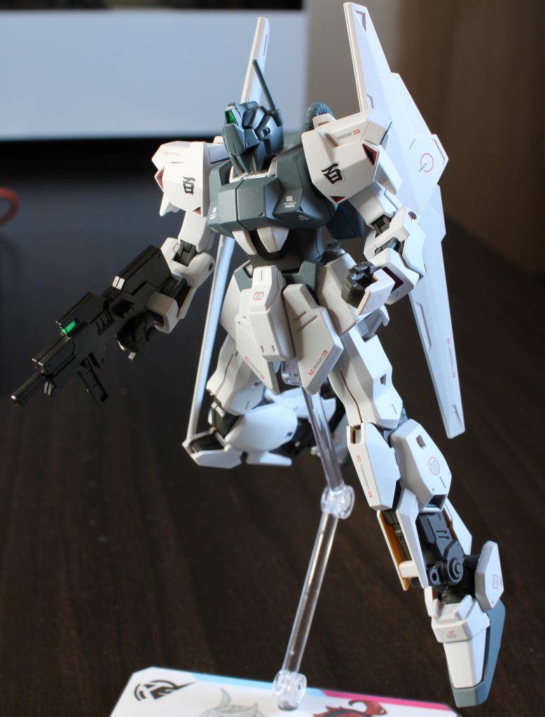 研究員A「コスト削減のため、ビームライフルは低出力のものを採用しています。」