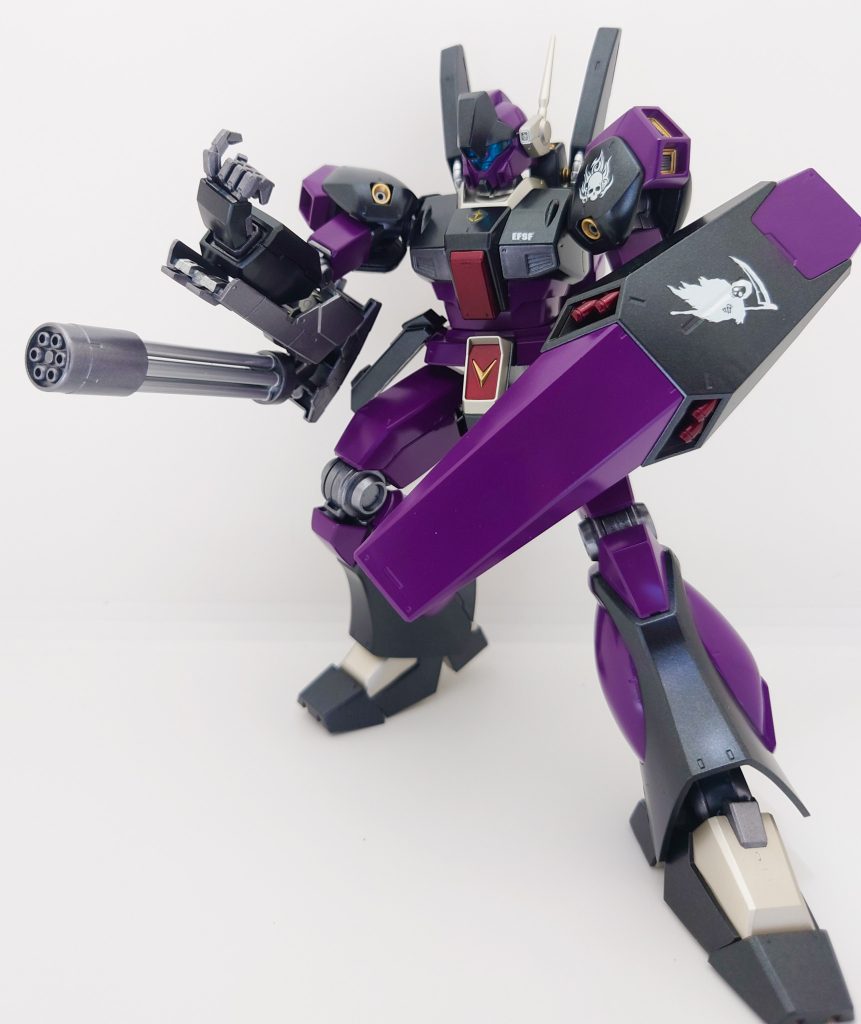 右腕のガトリングユニットで攻撃。