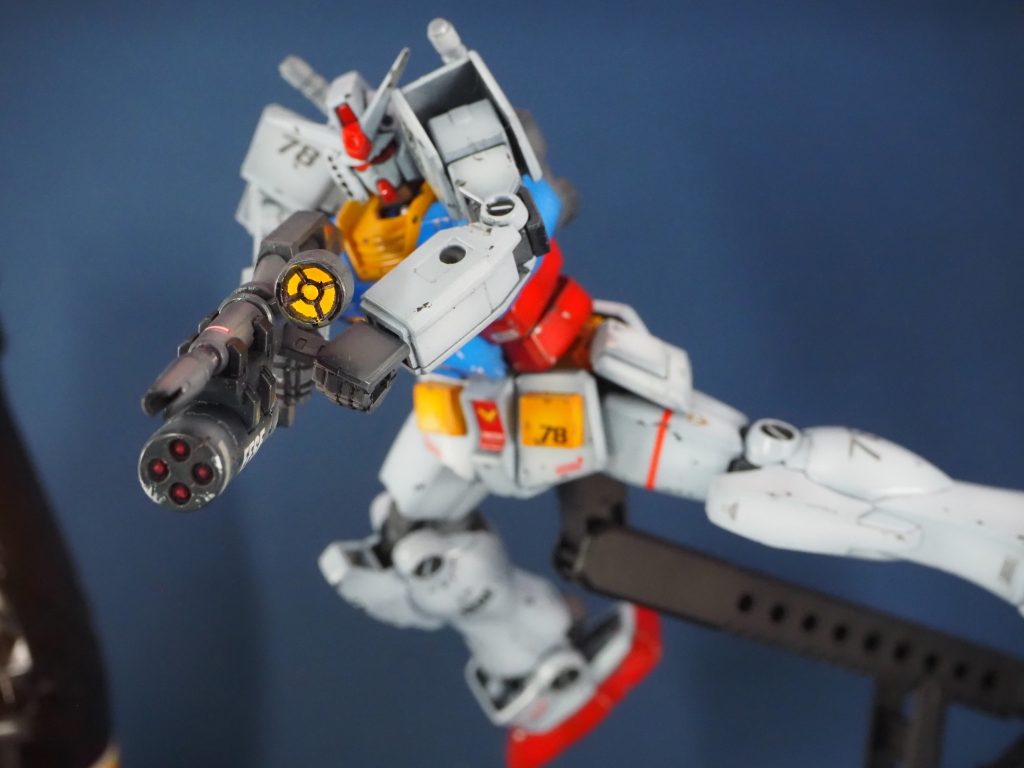 EGガンダムのライフルは銃身と一体な上かなり幅広だったので、この違いは嬉しいですね。