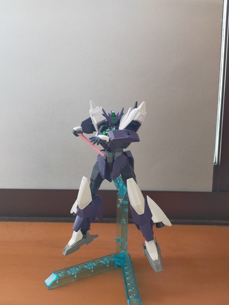 武装はビームサーベル、30mm近接防御砲の2種類しかない。