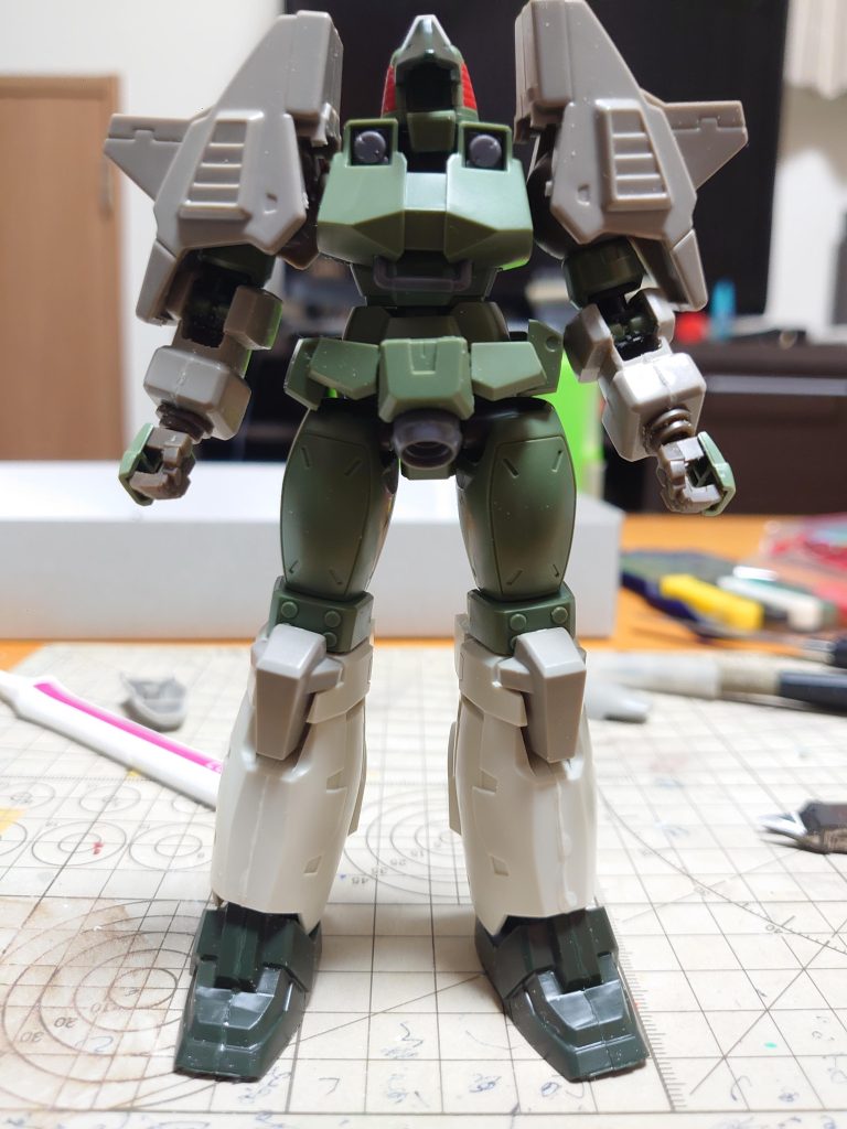 第一案は肩もサーペントの物にして、サーペントの試作機ぽくしようと思ったけど、なんかもっさりしているので却下