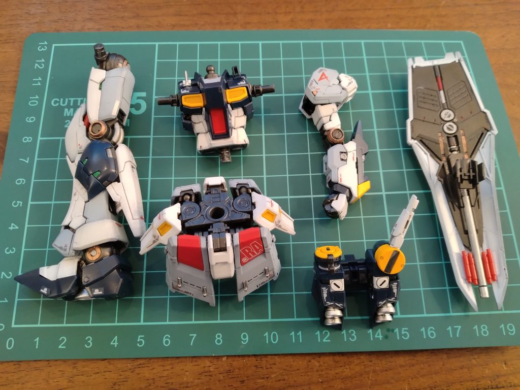 フレーム、シールド裏面も筆塗りでワンポイント塗り分けしてます