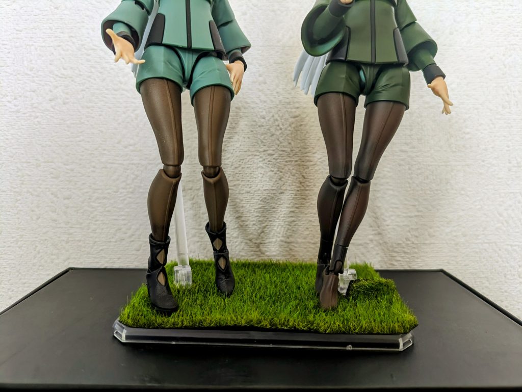 以前(左)はクリアブラウンやなんやらでタイツを表現しましたが、今回(右)は黒サフに茶色だけで再現しました！それでも、いい感じに再現出来たと思います( *´꒳`*)♡ｴﾍ