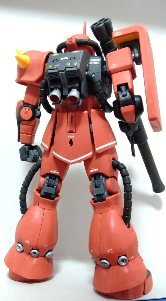 黒の部分とバーニアを塗装した以外は成型色そのままです。