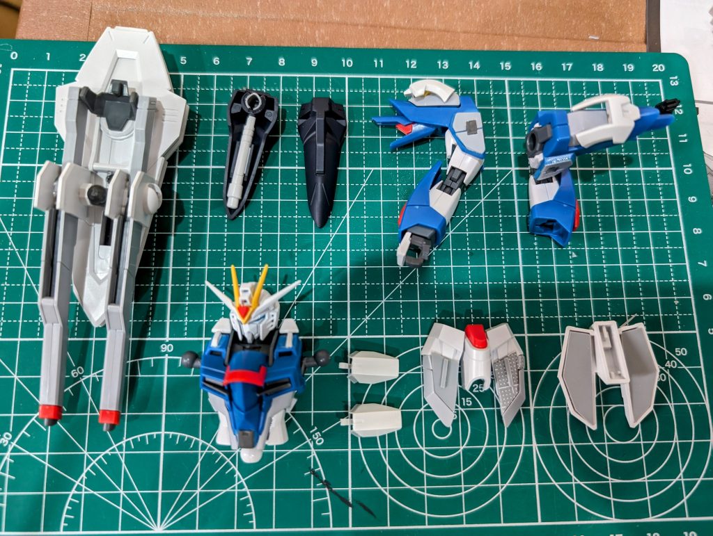 今回色々と工作したパーツ達、セイラマスオさんの上手くパーツを使う手法を真似ながらあれこれと挑戦中。結果として消えた余剰パーツもいくつか。