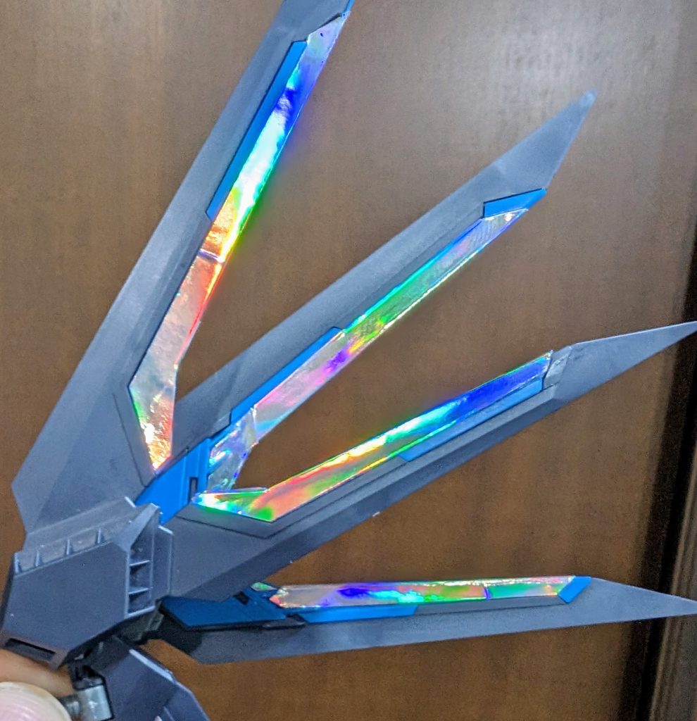 ウイングのプリズムは100均で見つけたシールを、少し厚みのあるシールだったので貼ったあとに剥がれやすく両面テープやら接着剤使ったり本当に大変だった。。。