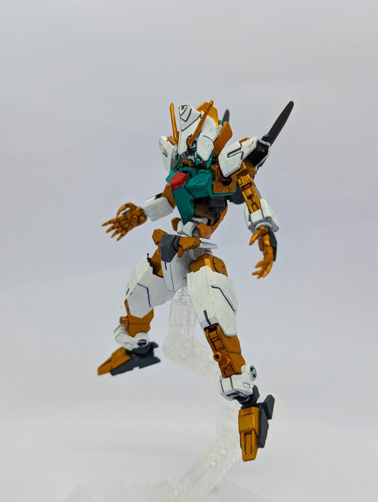 コアガンダム形態頭部が大きく変更しているが他はそうでもなし白基調に金がはいっている