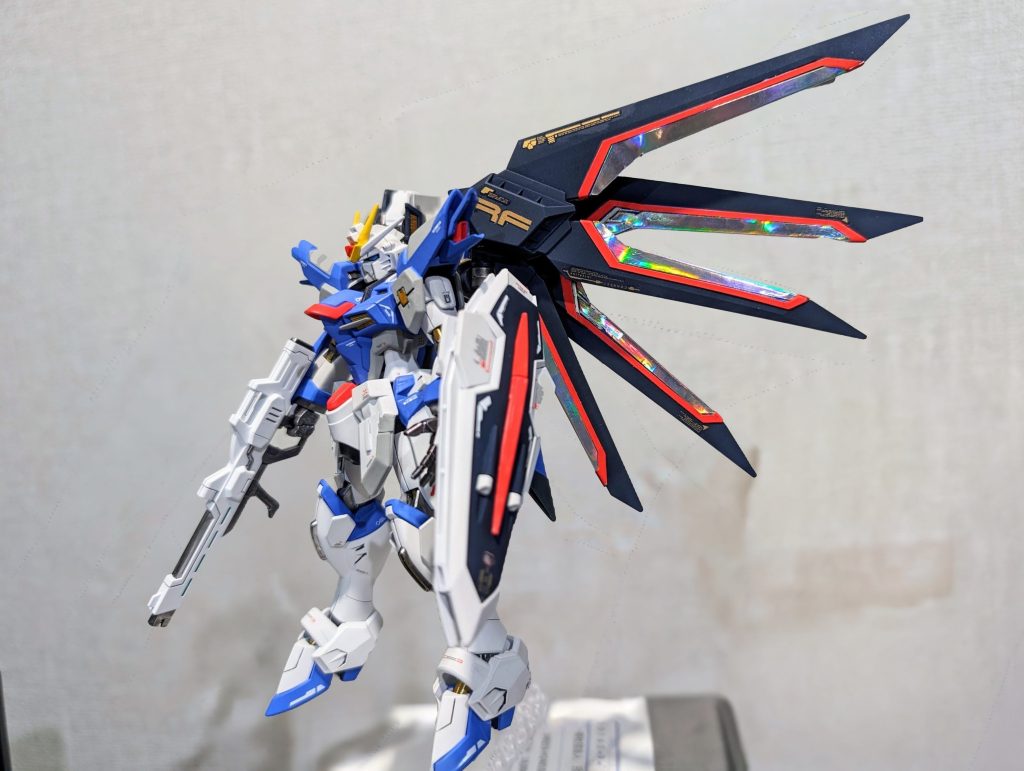 ウイングのプリズムはホログラム塗装にするか迷ったのですが塗装の色味が何となく違和感あったのでシールに、赤いラインも付属のシールを赤に塗装しトップコートでつや消したものを。