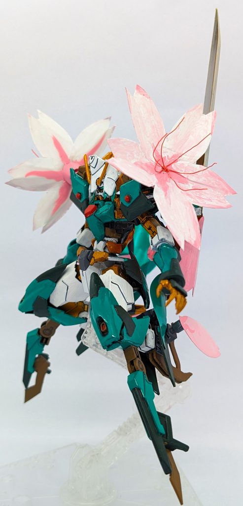 フラワーユニットをつけると分かると思うがユニットの花に対してコアガンダムが枝や茎や葉をモチーフになっているためこの状態で初めて「花」になるようになっています、