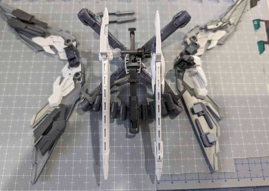 改造した箇所、フルクロス展開はコトブキヤのオプションパーツでジャイロ機構のものを。バックパックの武装は余剰パーツとプラ版で作成。