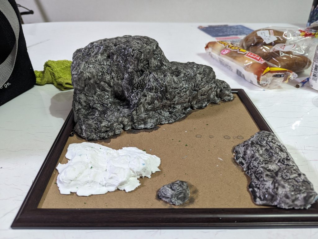 見よう見まねでとりあえず紙粘土で成形。絵の具でベタ塗り。具材は全てダイソーで