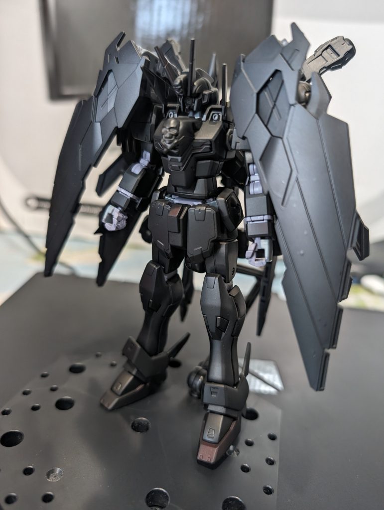 シルバーとメタリック塗装の為に黒サフを使用、もうこれだけでもカッコ良かったので関節をガンメタルで塗って終了しても良かったのではと。