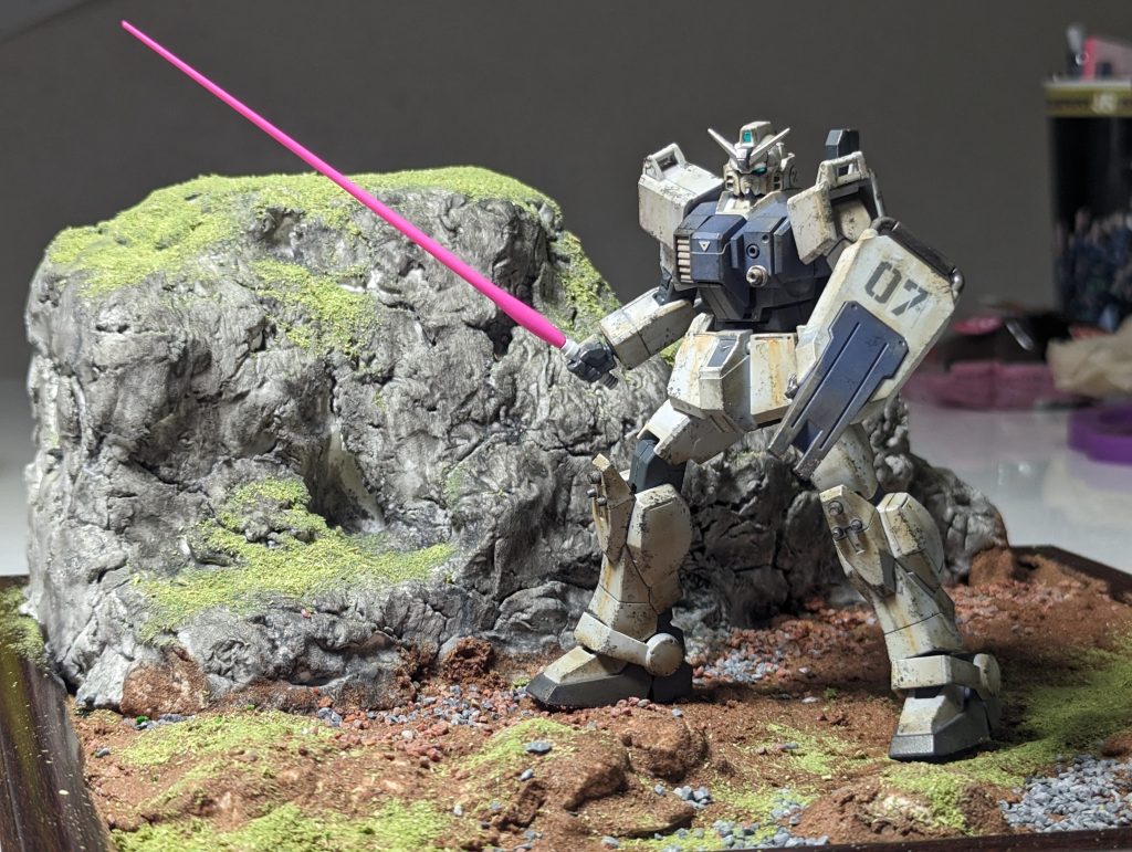 ビームサーベルはペイントマーカー『蛍光ピンク』で塗装してます。ガンダムはガンダムマーカー『メカグレー』と『グレー』で塗装してます。