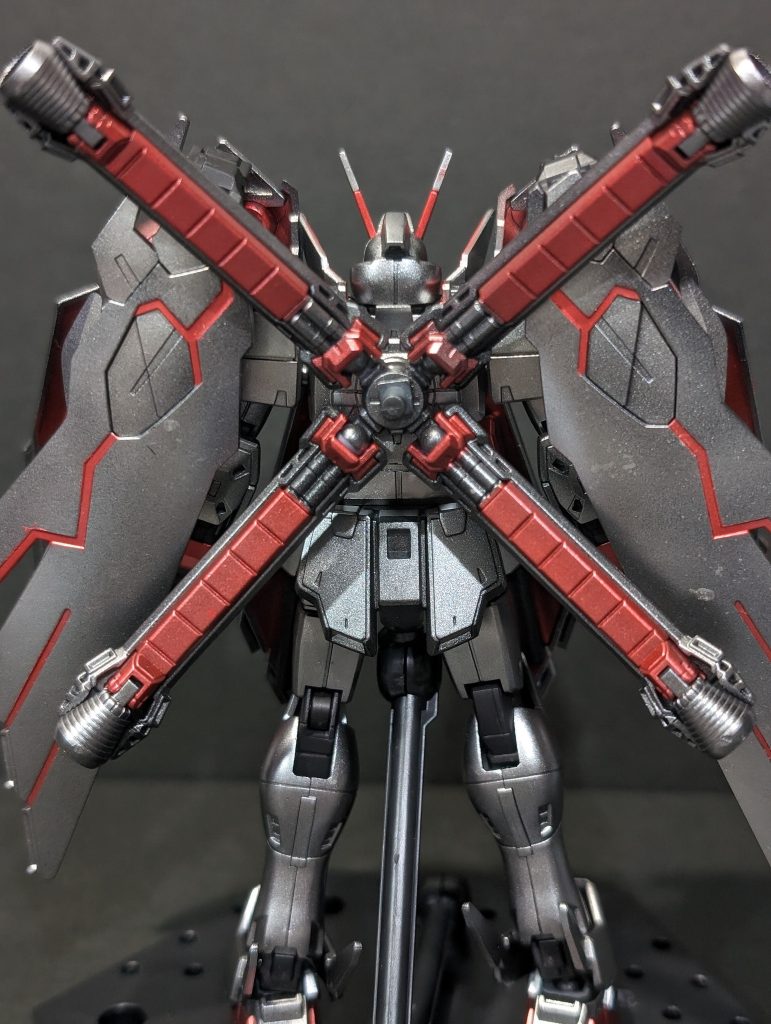 黒サフにシルバー塗装は深みのある色になりますね、動画サイトでサフによる色の違いを見てると勉強になります。