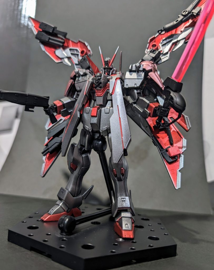 コッチは武装こんだけあるんだぞオラァな感じ、胸のクロス裏には一応ビームサーベルをアンカーワイヤーで吊るしてあります。